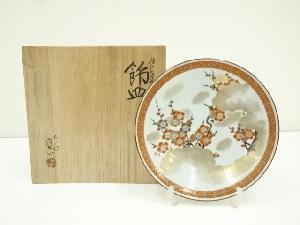 九谷焼　四代上出喜山造　極彩色梅絵文様　飾皿（共箱）